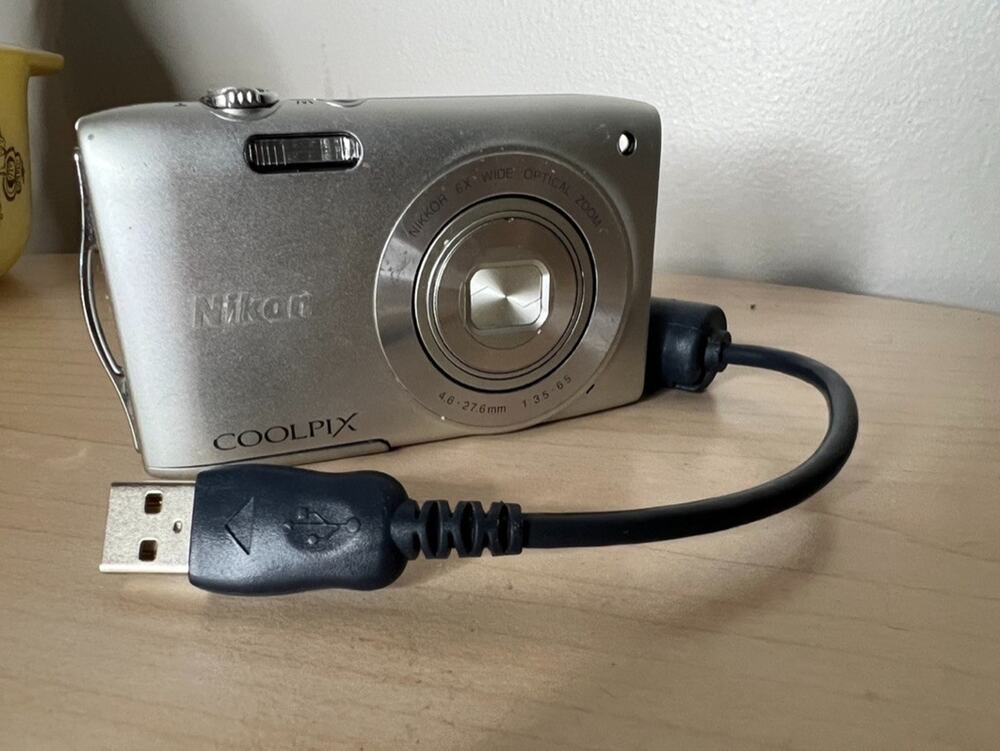 Nikon COOLPIX S3200 Silver Compact Digital Camera 16MP 6x Zoom 2.7in USB